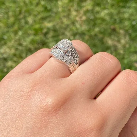 BEAUTIFUL 925 Sterling Silver and Genuine Diamond Cocktail Ring. - Picture 5 of 7